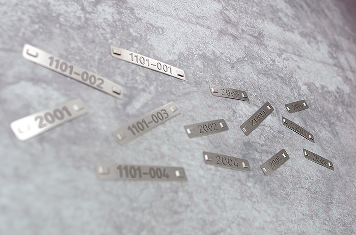 Kabelmärkning i rostfritt stål med präglad text